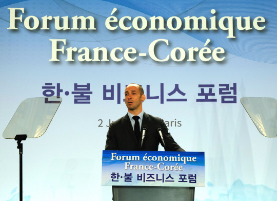 지난 2일 프랑스 파리에서 열린 '한불 비즈니스 포럼'에서 로이크 아몽 사노피 부사장이 한미약품과 전략적 파트너십 체결의 의의를 소개하고 있다.(사진 사노피 제공)